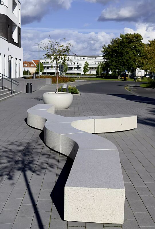 sitzbank-kubb__shoKAT0075406 Sitzbank KUBB bestehend aus CROSS KUBB, CURVED KUBB und DOUBLE KUBB, aus Beton, Sitzfläche geschliffen, in Granitoptik weiß sowie Pflanzbehälter GIOVE, Anlehnbügel ELK und Abfallbehälter CIMA