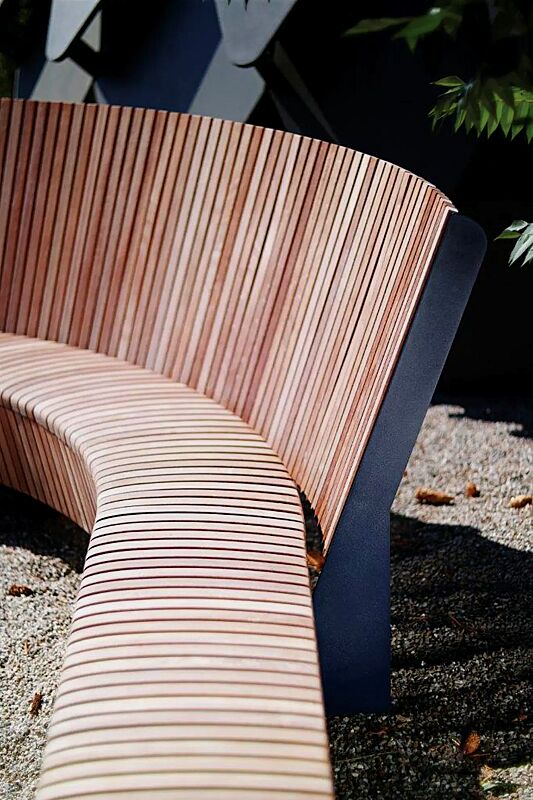 sitzbank-landscape-compact__shoKAT0059141 Sitzbank LANDSCAPE COMPACT mit und ohne Rückenlehne, gebogen und gerade, Bankform Innenradius, mit Jatobaholzbelattung, Stahlteile in RAL 5002 ultramarinblau