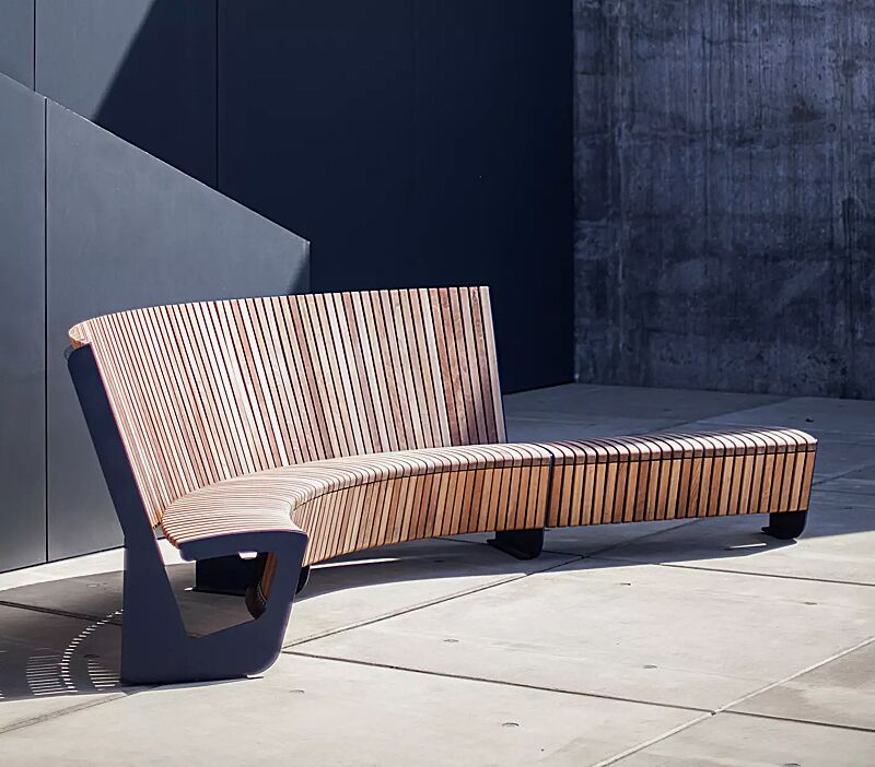 Sitzbank LANDSCAPE COMPACT mit und ohne Rückenlehne, gebogen und gerade, Bankform Innenradius, mit Jatobaholzbelattung, Stahlteile in RAL 5002 ultramarinblau