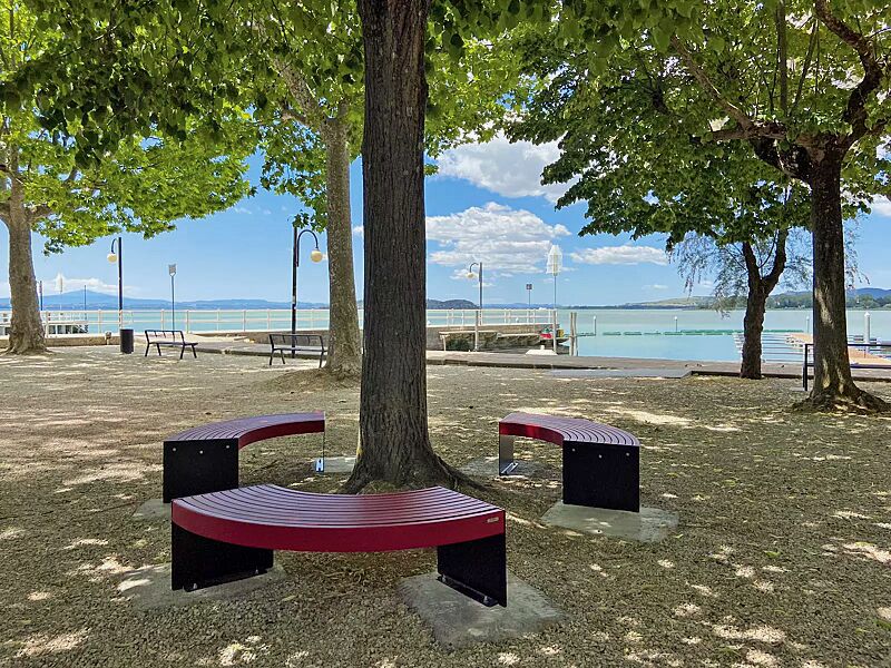 Sitzbank LENI gebogen, in RAL 3003 rubinrot und RAL 7016 anthrazitgrau (zweifarbig auf Anfrage)