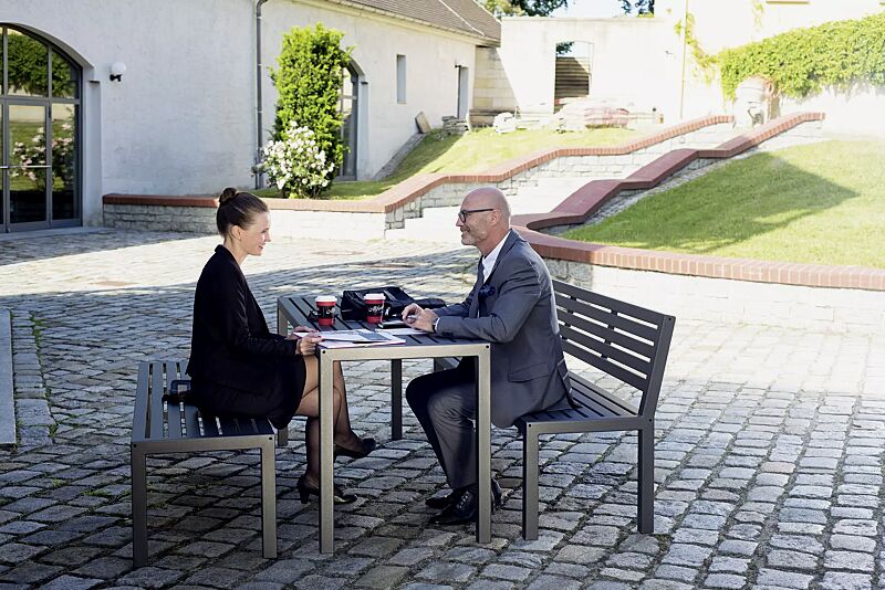 Sitzbank LIGURIA mit und ohne Rückenlehne, mit Stahlauflage, sowie Tisch, zum freien Aufstellen, in DB 703 eisenglimmer