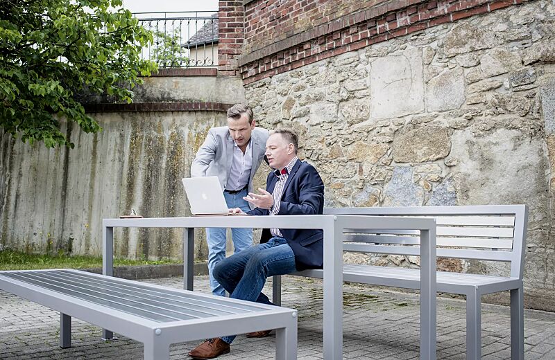 Sitzbank LIGURIA mit und ohne Rückenlehne, zum freien Aufstellen, mit Edelstahlauflage, Stahlgestell in RAL 9007 graualuminium sowie Tisch LIGURIA