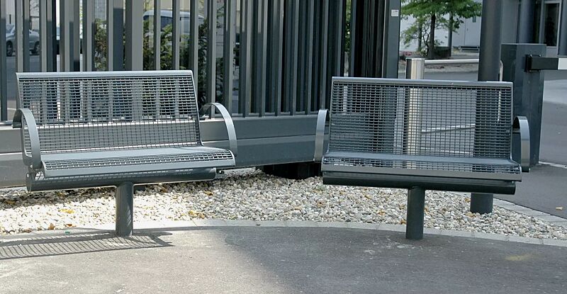 Sitzbank LINUS mit Mittelfuß zum Einbetonieren (Sonderanfertigung auf Anfrage)