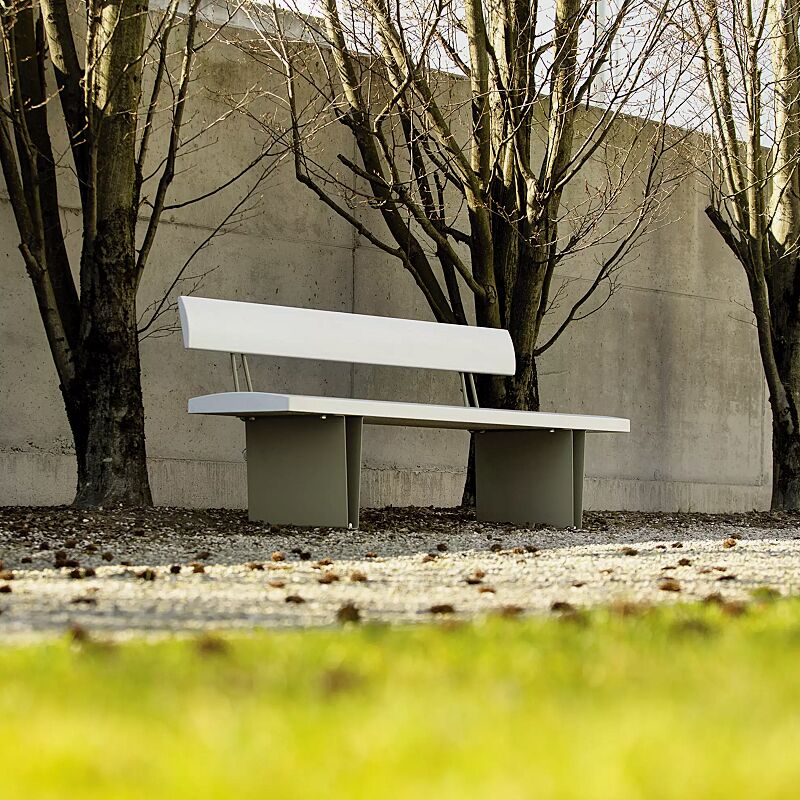 Sitzbank MALY mit Rückenlehne, HPC-Beton in weiß, Stahlteile in RAL 6013 schilfgrün