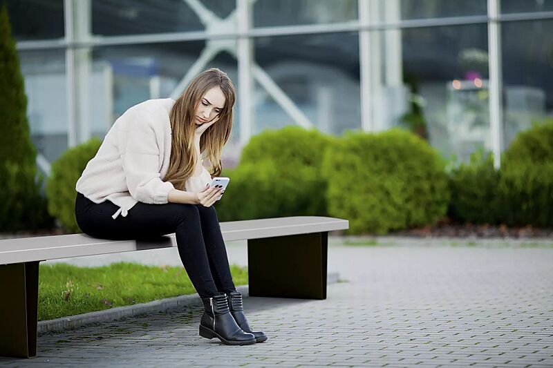 Sitzbank MALY ohne Rückenlehne, HPC-Beton in weiß, Stahlteile in RAL 7016 anthrazitgrau