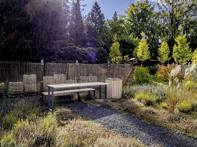 sitzbank-mantua__shoKAT0068013 Sitzbank MANTUA ohne Rückenlehne, Tisch MANTUA und Abfallbehälter MANTUA (auf Anfrage), Aluminium in natürlichem Eschenholzoptik-Effekt, Stahlteile in eisenglimmergrau