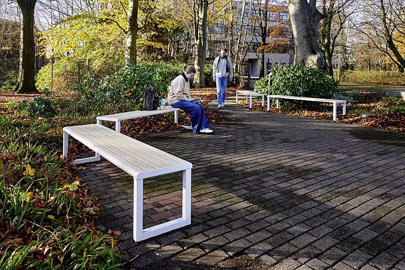 sitzbank-mantua__shoKAT0077312 Sitzbank MANTUA ohne Rückenlehne, Aluminium in natürlichem Eschenholzoptik-Effekt, Stahlteile in RAL 9003 signalweiß