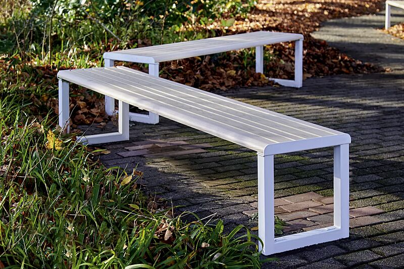 sitzbank-mantua__shoKAT0077314 Sitzbank MANTUA ohne Rückenlehne, Aluminium in natürlichem Eschenholzoptik-Effekt, Stahlteile in RAL 9003 signalweiß