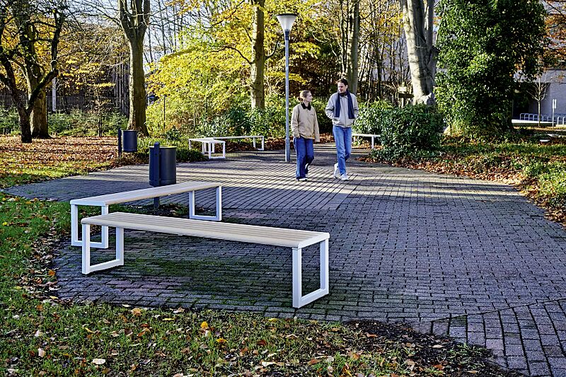 sitzbank-mantua__shoKAT0077318 Sitzbank MANTUA ohne Rückenlehne, Aluminium in natürlichem Eschenholzoptik-Effekt, Stahlteile in RAL 9003 signalweiß