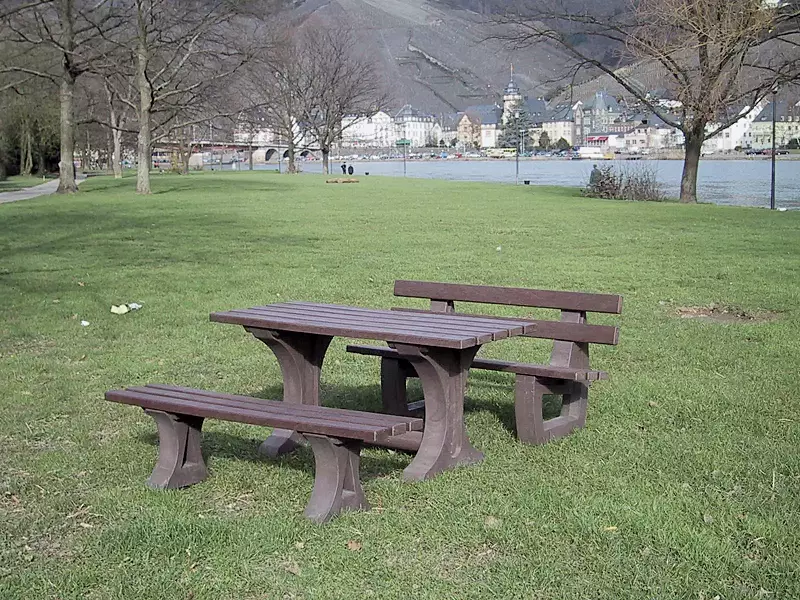 sitzbank-matera__shoKAT0009953 Kombinationsvorschlag: Bank-Tisch-Kombination MATERA bestehend aus Sitzbank mit Rückenlehne, Sitzbank ohne Rückenlehne und Tisch aus Recycling-Kunststoff in braun, Länge 2000 mm