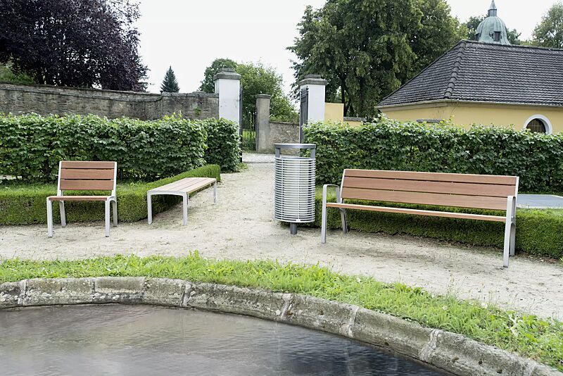 sitzbank-miela__shoKAT0052313 Bank-Kombination MIELA bestehend aus Sitz, Sitzbank ohne Rückenlehne und Sitzbank mit Rückenlehne und Armlehnen, mit Jatobaholzbelattung, mit Abfallbehälter ECLIPE