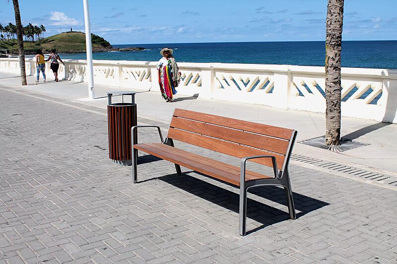 sitzbank-miela__shoKAT0053739 Sitzbank MIELA mit Rückenlehne und Armlehnen, mit Jatobaholzbelattung