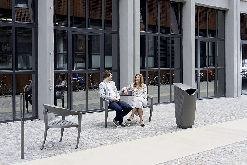 Kollektion NASTRA bestehend aus Sitzbank, Sitz, Abfallbehälter und Poller