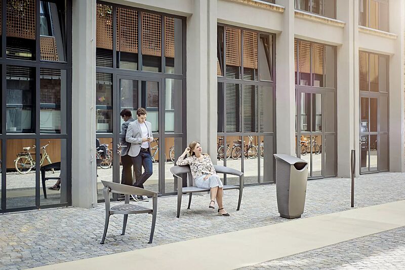 Kollektion NASTRA bestehend aus Sitzbank, Sitz, Abfallbehälter und Poller