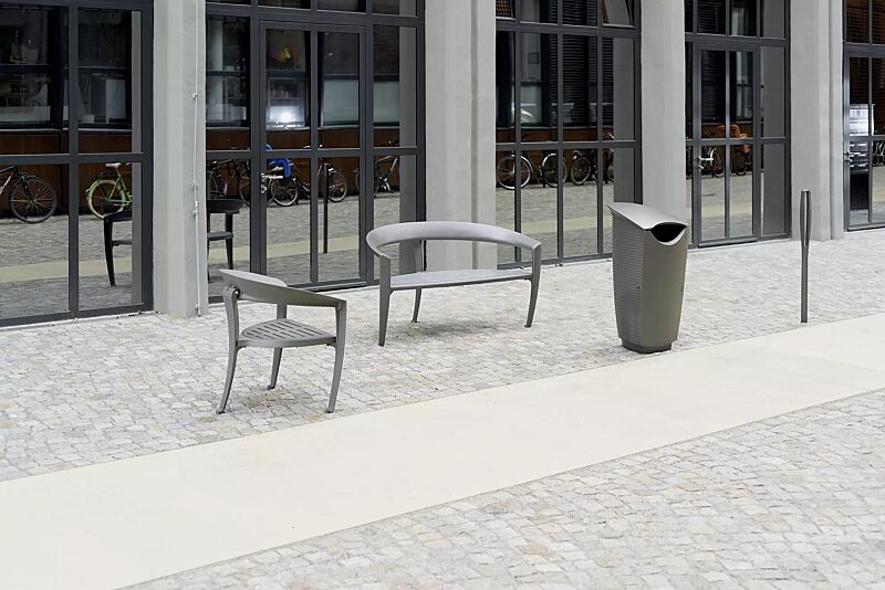 Kollektion NASTRA bestehend aus Sitzbank, Sitz, Abfallbehälter und Poller