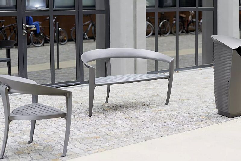 Kollektion NASTRA bestehend aus Sitzbank, Sitz und Abfallbehälter