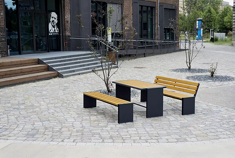 Sitzbänke NATURA ohne und mit Rückenlehne und Tisch NATURA, mit Eschenholzbelattung, Stahlteile in RAL 7016 anthrazitgrau