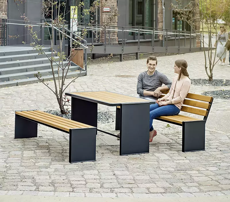 Sitzbänke NATURA ohne und mit Rückenlehne und Tisch NATURA, mit Eschenholzbelattung, Stahlteile in RAL 7016 anthrazitgrau
