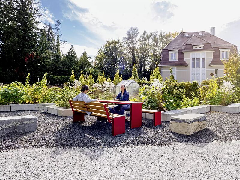 Sitzbänke NATURA ohne und mit Rückenlehne und Tisch NATURA, mit Eschenholzbelattung, Stahlteile in RAL 3002 karminrot