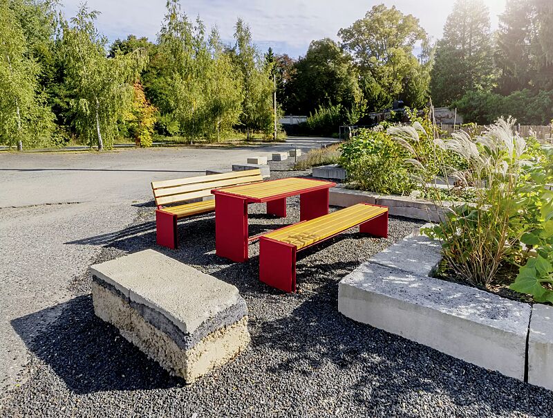 Sitzbänke NATURA ohne und mit Rückenlehne und Tisch NATURA, mit Eschenholzbelattung, Stahlteile in RAL 3002 karminrot