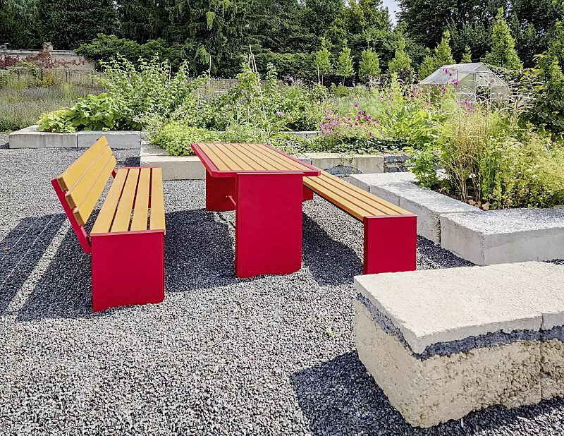 Sitzbänke NATURA ohne und mit Rückenlehne und Tisch NATURA, mit Eschenholzbelattung, Stahlteile in RAL 3002 karminrot