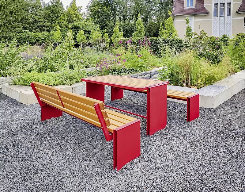 Sitzbänke NATURA ohne und mit Rückenlehne und Tisch NATURA, mit Eschenholzbelattung, Stahlteile in RAL 3002 karminrot