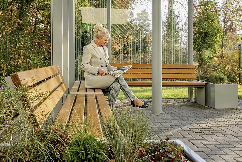 Sitzbank NATURA mit und ohne Rückenlehne, mit Eschenholzbelattung, Windschutzwand PIN SCREEN, Meeting-Point PIN, Pflanzbehälter MALOUT, Stahlkonstruktion in RAL 7046 telegrau