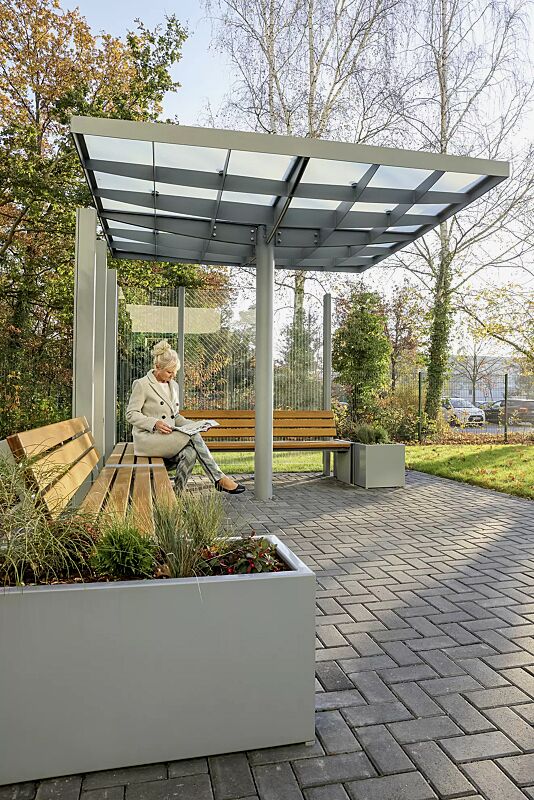 Sitzbank NATURA ohne und mit Rückenlehne, mit Eschenholzbelattung, Windschutzwand PIN SCREEN, Meeting-Point PIN, Pflanzbehälter MALOUT, Stahlkonstruktion in RAL 7046 telegrau