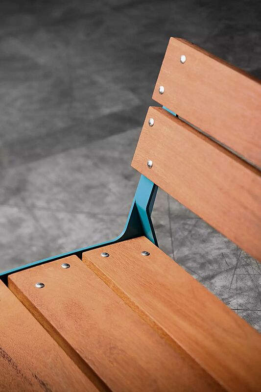 Sitzbank NOALE mit Rückenlehne, mit Hartholzbelattung, Stahlteile in RAL 5021 wasserblau