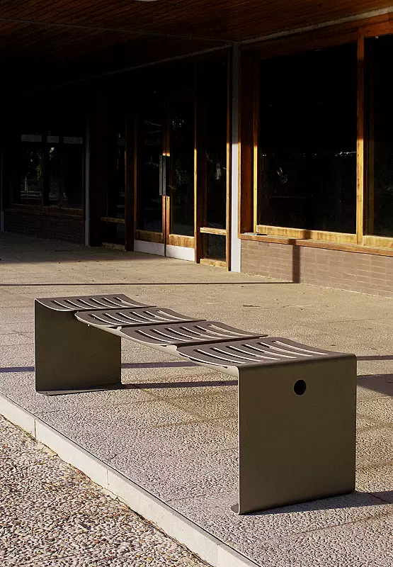 Sitzbank ONDA CITÉ, 4-Sitzer aus Stahl, in RAL 9007 graualuminium