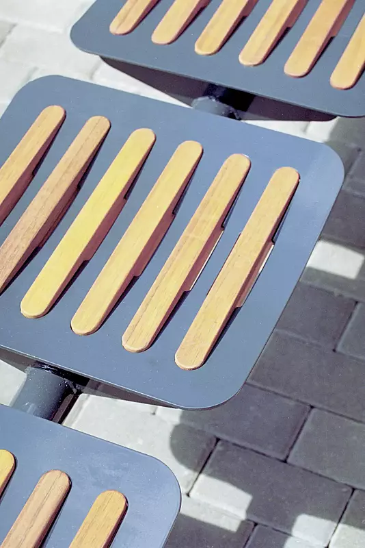 Detail: Robinienholzbelattung