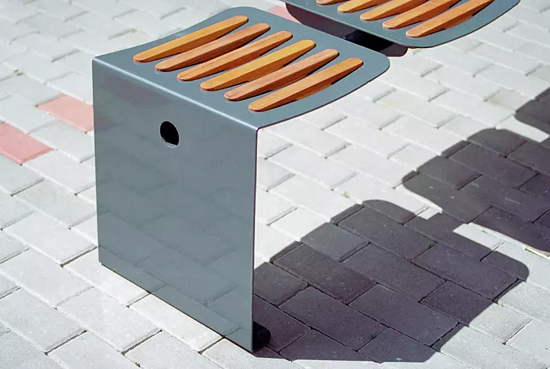 Detail: Robinienholzbelattung