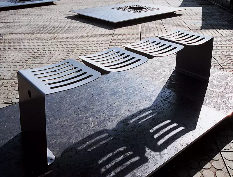 Sitzbank ONDA CITÉ, 4-Sitzer aus Stahl, in RAL 7016 anthrazitgrau