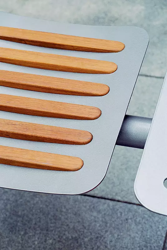 Detail: Robinienholzbelattung