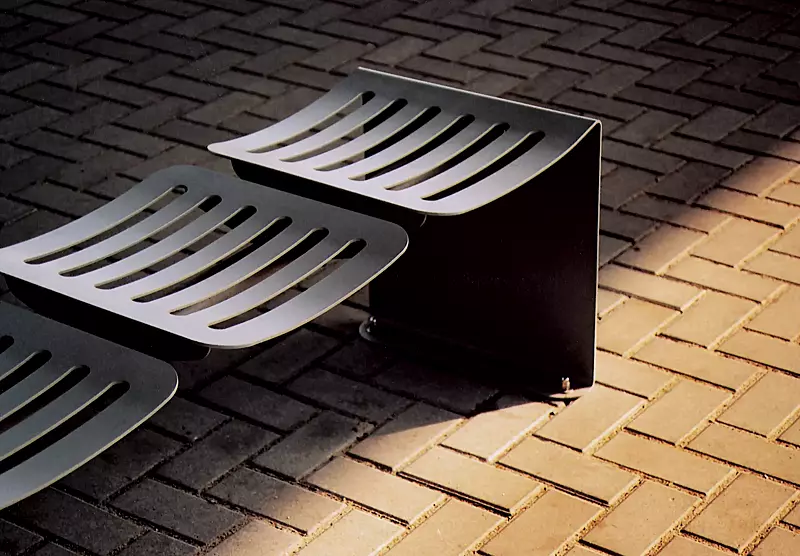 Sitzbank ONDA CITÉ, 4-Sitzer aus Stahl, in RAL 7016 anthrazitgrau