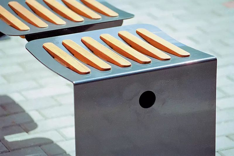 Detail: Robinienholzbelattung