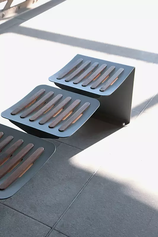 Sitzbank ONDA CITÉ, 4-Sitzer, mit Robinienholzbelattung, in RAL 7016 anthrazitgrau