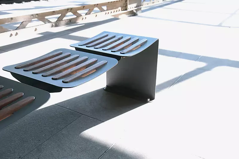 Sitzbank ONDA CITÉ, 4-Sitzer, mit Robinienholzbelattung, in RAL 7016 anthrazitgrau