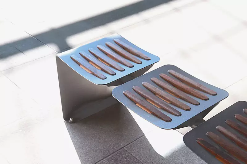 Sitzbank ONDA CITÉ, 4-Sitzer, mit Robinienholzbelattung, in RAL 7016 anthrazitgrau