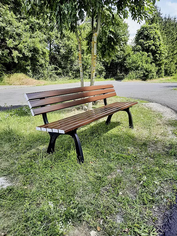 sitzbank-ordona__shoKAT0071021 Sitzbank ORDONA mit PVC-Kunststoffbelattung mit Holzeinlage, in mahagonibraun ähnlich RAL 8016