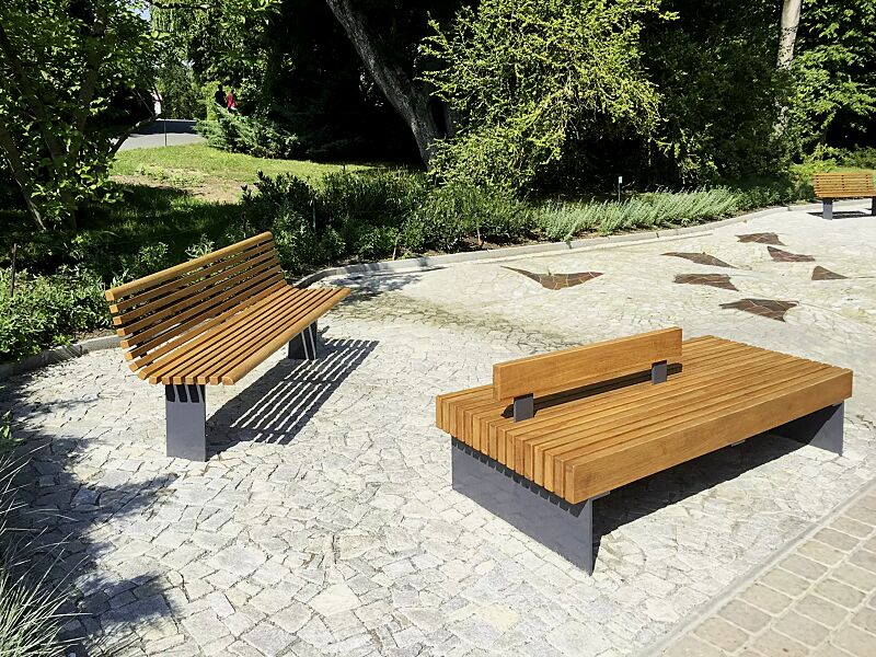 Sitzbank PESCARA doppelseitig bzw. mit zentraler Rückenlehne, mit Lärchenholzbelattung, Stahlteile in RAL 7016 anthrazitgrau