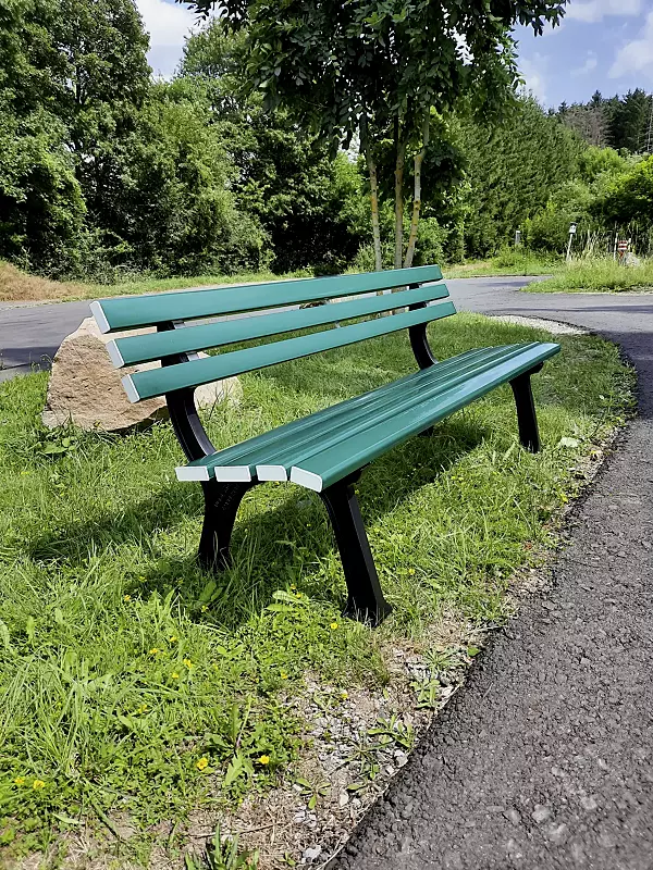 Sitzbank PRATO mit PVC-Kunststoffbelattung mit Holzeinlage in grün änlich RAL 6005