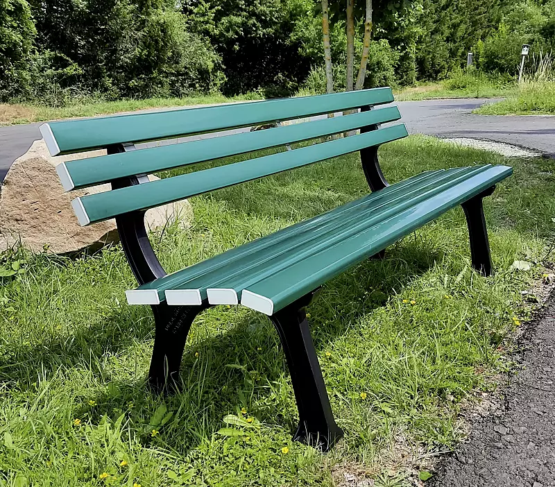 Sitzbank PRATO mit PVC-Kunststoffbelattung mit Holzeinlage in grün änlich RAL 6005
