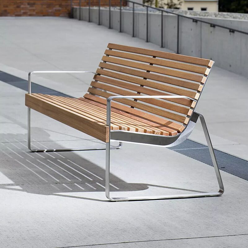 Sitzbank PREVA URBANA mit Rückenlehne und Armlehnen, mit Jatobaholzbelattung, Unterkonstruktion in Edelstahl auf Anfrage