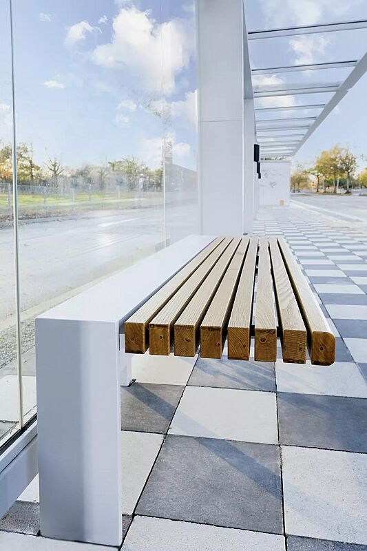 Sitzbank PURE, 3-Sitzer mit Holzauflage, Stahlkonstruktion in RAL 9006 weißaluminium