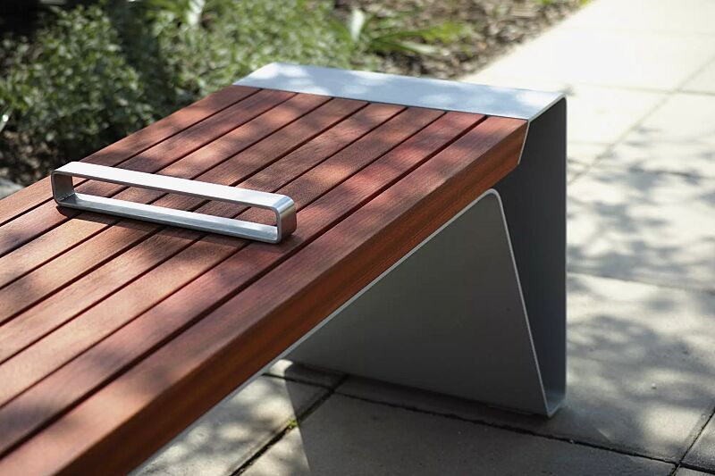 sitzbank-radium__shoKAT0042654 Detail: Sitzfläche, mit Jatobaholzbelattung, mit Edelstahlstreben