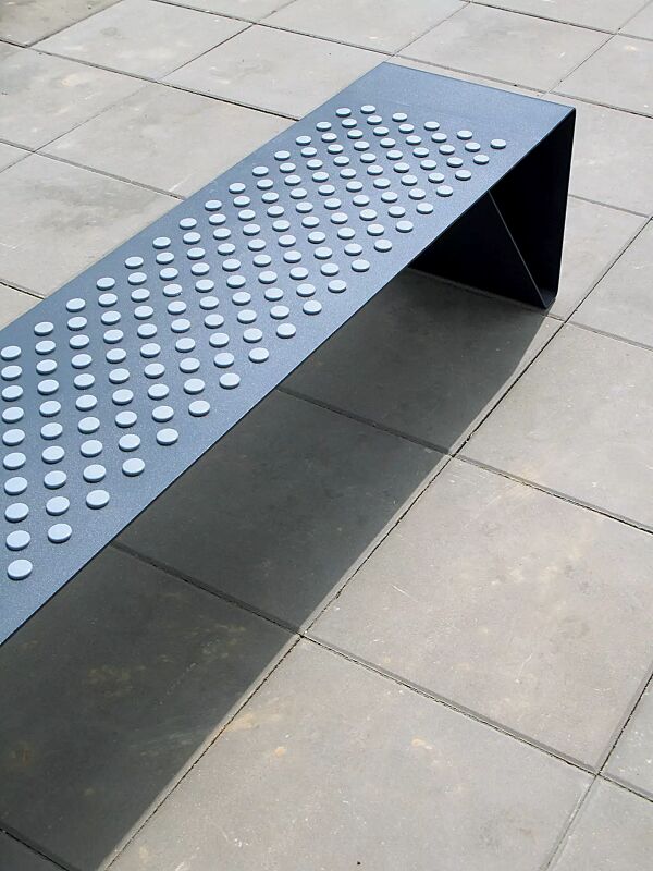 sitzbank-radium__shoKAT0042806 Detail: Sitzfläche, mit Kunststoffnoppen