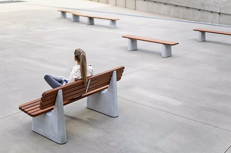 Sitzbank REFORMA mit und ohne Rückenlehne, gerade und gebogen, mit Längs- und Querbelattung, mit Jatobaholzbelattung, HSC®-Beton in hellgrau