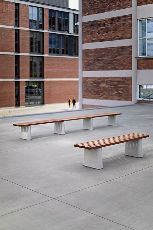 Sitzbank REFORMA ohne Rückenlehne, gerade, mit Längsbelattung, mit Jatobaholzbelattung, HSC®-Beton in hellgrau