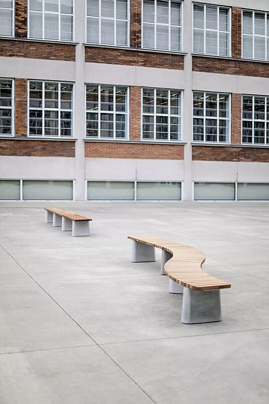 Sitzbank REFORMA ohne Rückenlehne, gerade und gebogen, mit Längs- und Querbelattung, mit Jatobaholzbelattung, HSC®-Beton in hellgrau